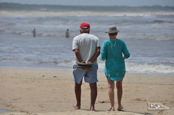 O Joca e a Ixa admiram o mar de La Pedrera, no litoral do Uruguai